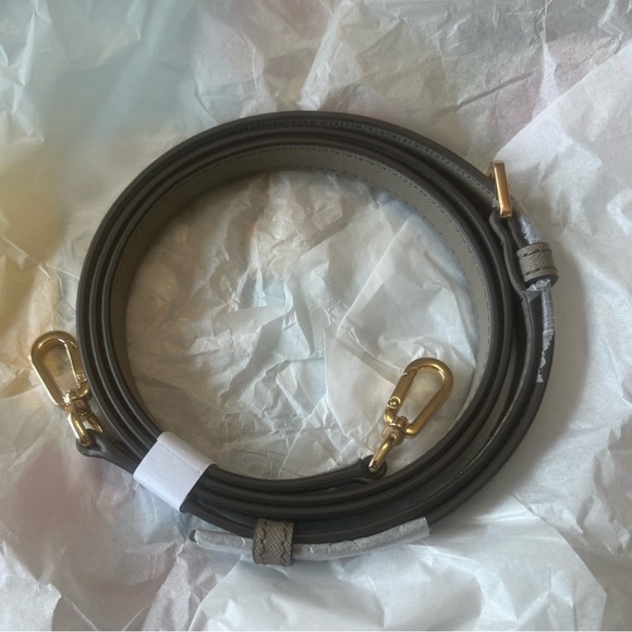 TORY BURCH Large Top Zip Tote Saffiano Leather in French Gray. NWT - Picture 8 of 9